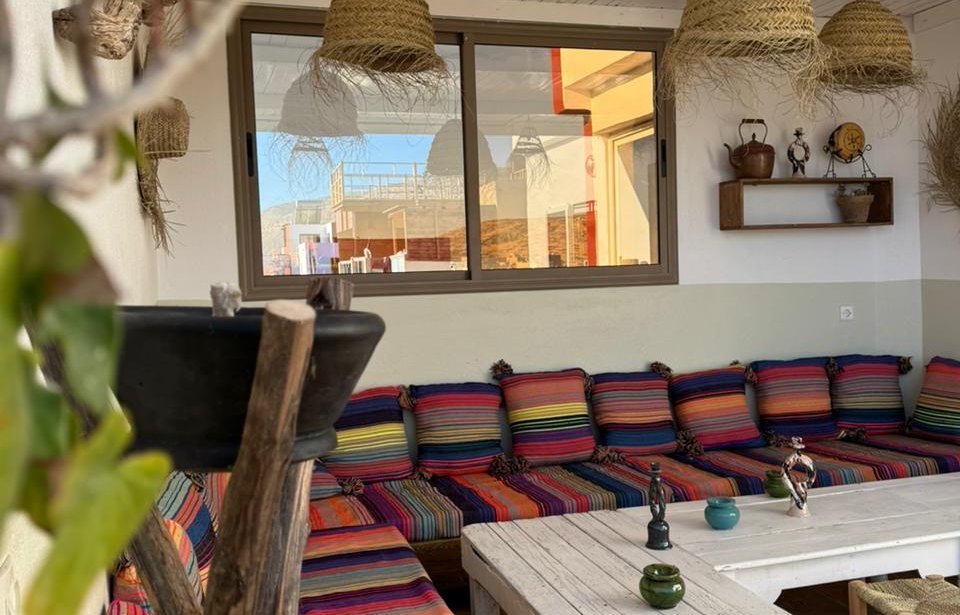 Local Surf Camp, Imsouane - le rooftop et la terrasse commune du camp